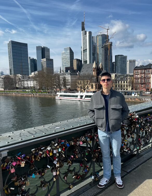 Mark na moście w centrum Frankfurtu nad Menem, w tle panorama miasta